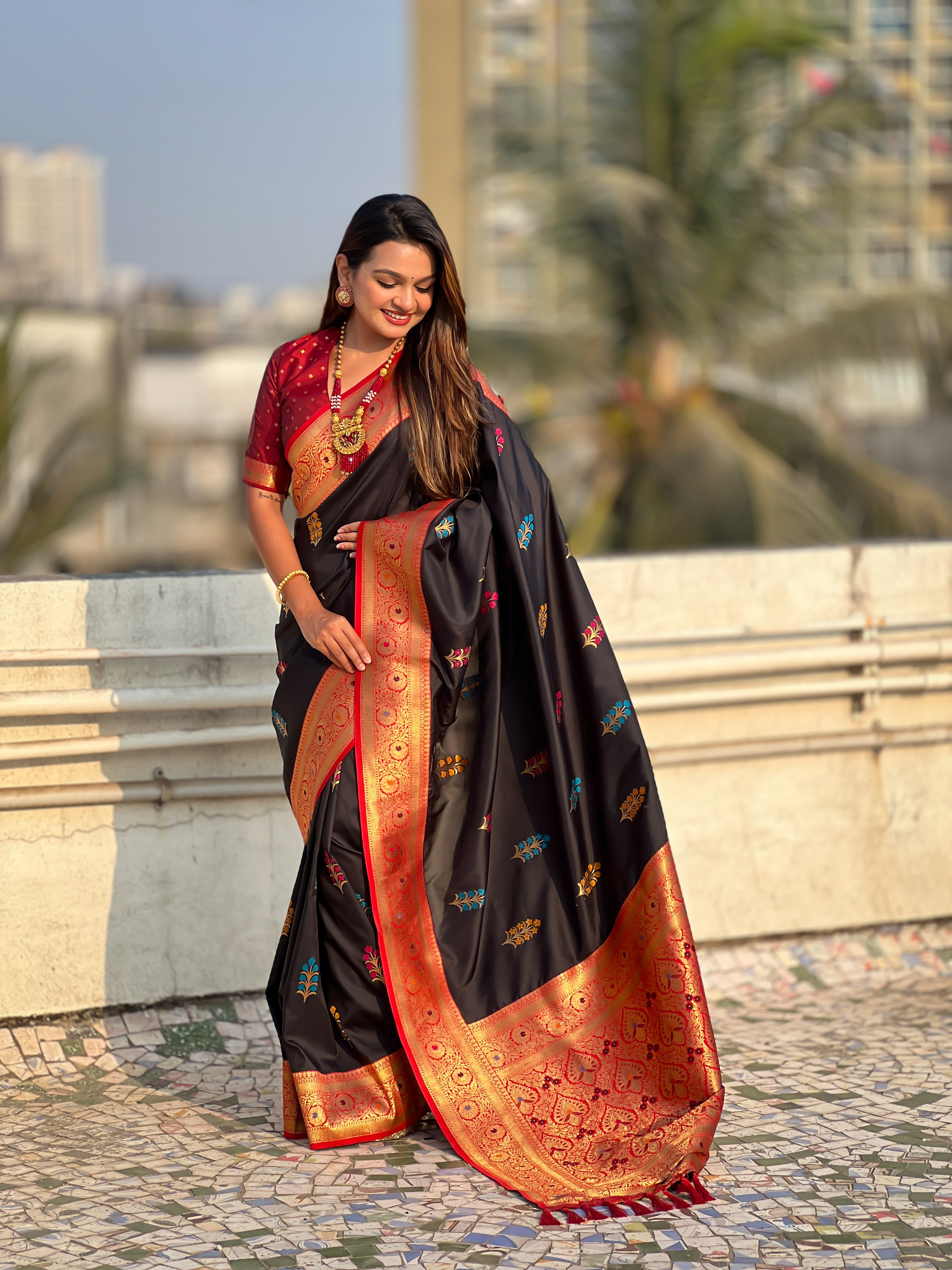 Black Soft Silk Saree with Flower Butta Meenakari Zari Woven Saree
