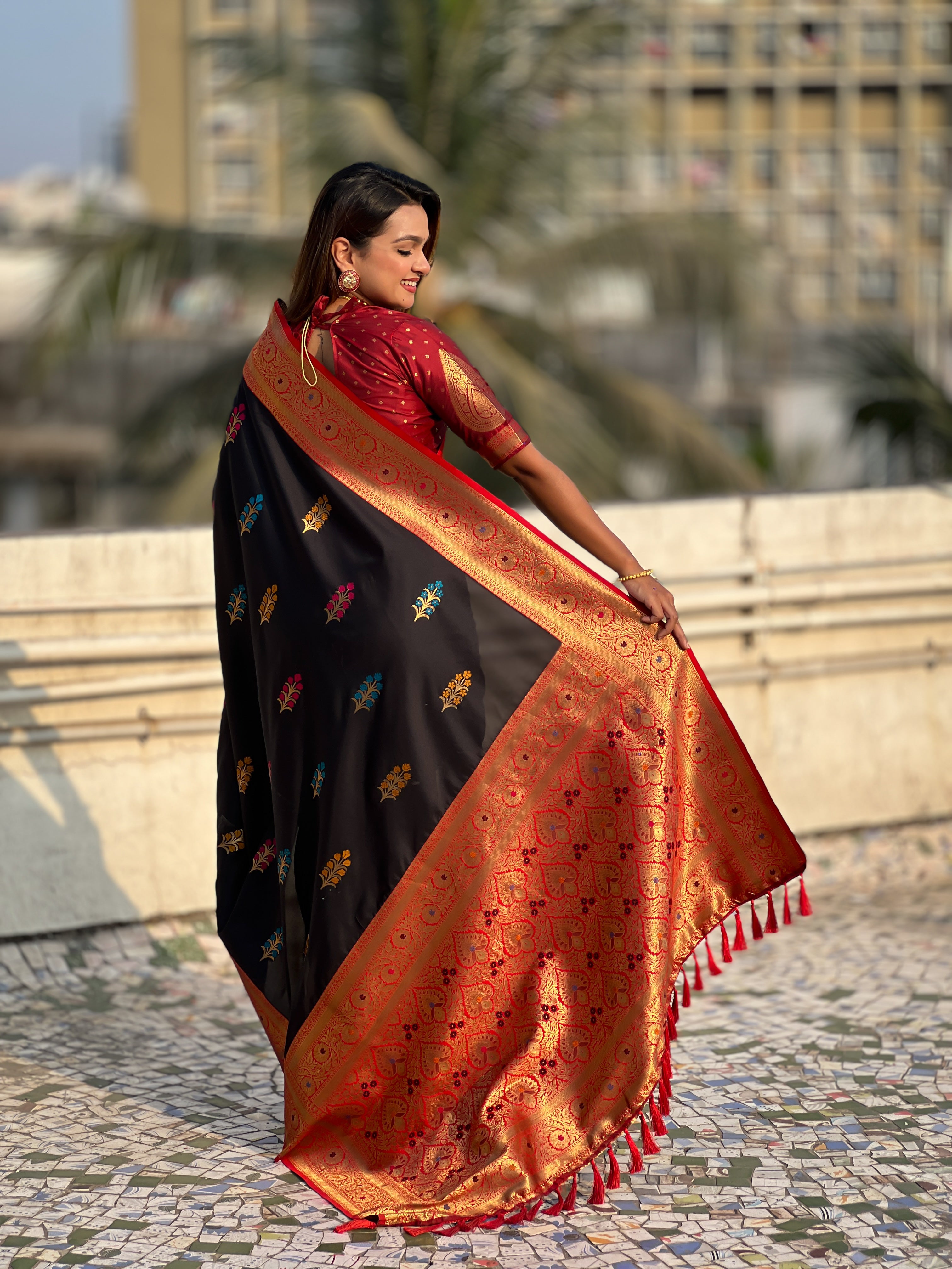 Black Soft Silk Saree with Flower Butta Meenakari Zari Woven Saree